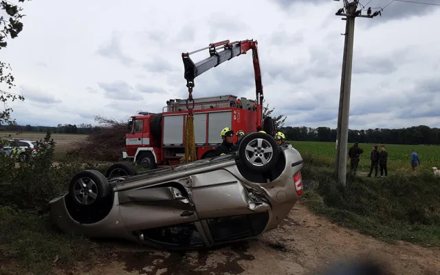 Senior z Olomoucka nechal vyzkoušet auto mladou dívku, z potoka je zachraňovali hasiči