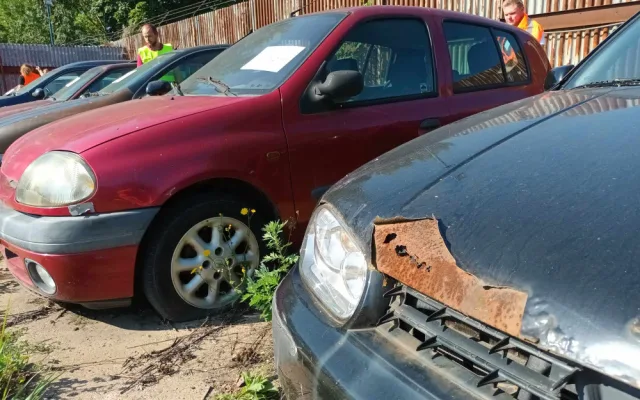 Je libo Opel Astra za dva tisíce pět set korun? Prostějov poprvé dražil vraky aut odtažených z ulic