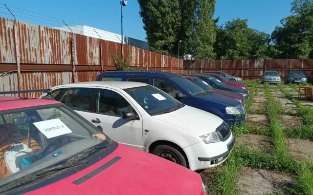 Je libo Opel Astra za dva tisíce pět set korun? Prostějov poprvé dražil vraky aut odtažených z ulic