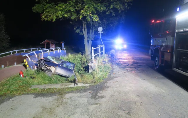 U Mohelnice opilý mladík nezvládl jízdu, zničil zábradlí na mostě a skončil v příkopu. Vůz je na odpis