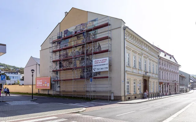 Malíř Vincent Chignier mění vzhled štítové zdi školy ve Šternberku