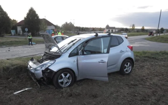 Osmasedmdesátiletý řidič nedal u Mostkovic přednost. Tři lidé skončili v nemocnici, škoda je 350 tisíc