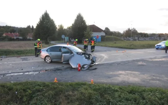 Osmasedmdesátiletý řidič nedal u Mostkovic přednost. Tři lidé skončili v nemocnici, škoda je 350 tisíc