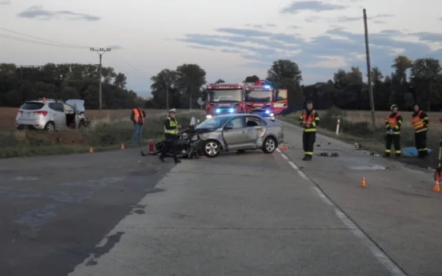 Osmasedmdesátiletý řidič nedal u Mostkovic přednost. Tři lidé skončili v nemocnici, škoda je 350 tisíc