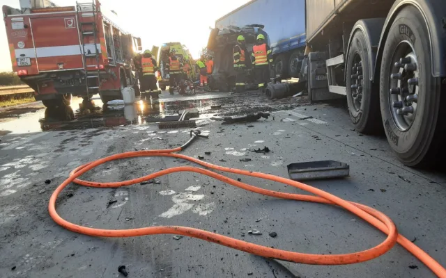 Na dálnici D1 u Milenova na Přerovsku se srazily čtyři kamiony. Dálnice je uzavřená