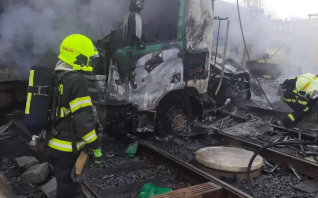 Na železničním přejezdu v Olomouci se srazil kamion s osobním vlakem a dalším vozem. Na místě hoří