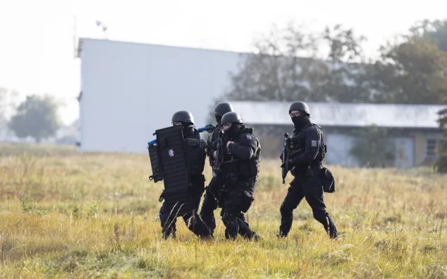 Střelba na letišti u Přerova: policisté cvičili zásah proti únoscům z vrtulníku