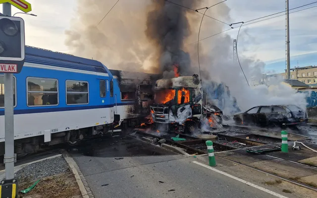 Nehoda na přejezdu v Olomouci se bude odklízet do noci. Poškozená může být i tramvajová trať
