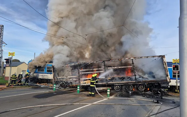 Nehoda na přejezdu v Olomouci se bude odklízet do noci. Poškozená může být i tramvajová trať