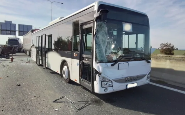 Dálnice z Prostějova na Olomouc je uzavřená kvůli havárii čtyř vozidel. Policie dopravu odklání