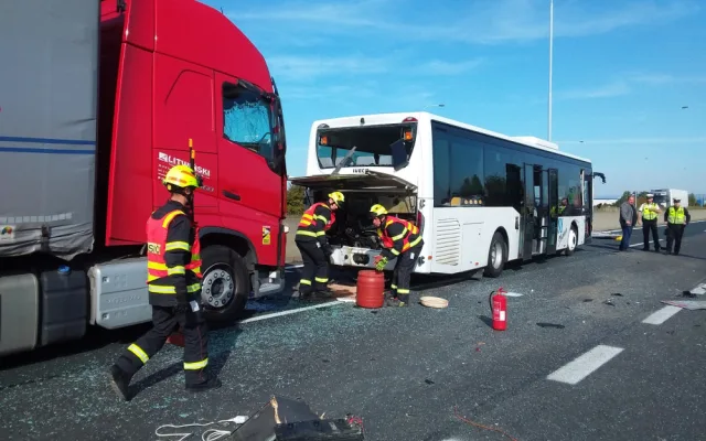 Dálnice z Prostějova na Olomouc je uzavřená kvůli havárii čtyř vozidel. Policie dopravu odklání
