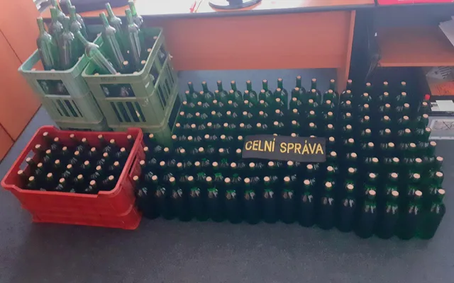 VIDEO: Přetížené BMW zaujalo v Olomouci celníky. Muž vezl 230 litrů nelegálního alkoholu