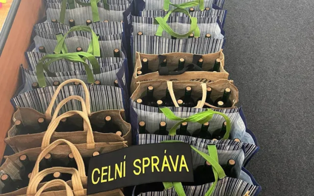VIDEO: Přetížené BMW zaujalo v Olomouci celníky. Muž vezl 230 litrů nelegálního alkoholu