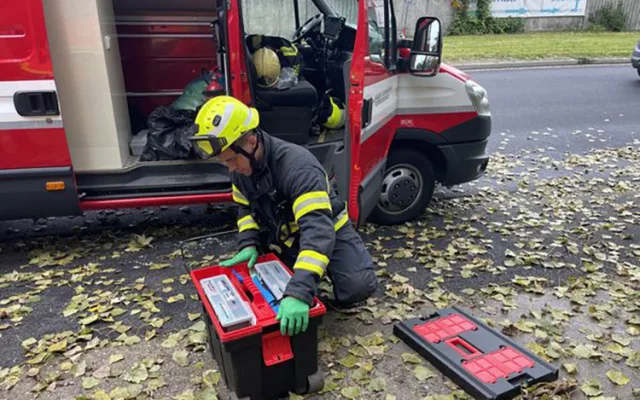 V Olomouci vyteklo do kanalizace 150 litrů koncentrované kyseliny, hasiči zasahují i u nedaleké řeky