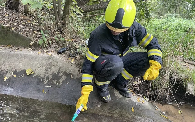 V Olomouci vyteklo do kanalizace 150 litrů koncentrované kyseliny, hasiči zasahují i u nedaleké řeky