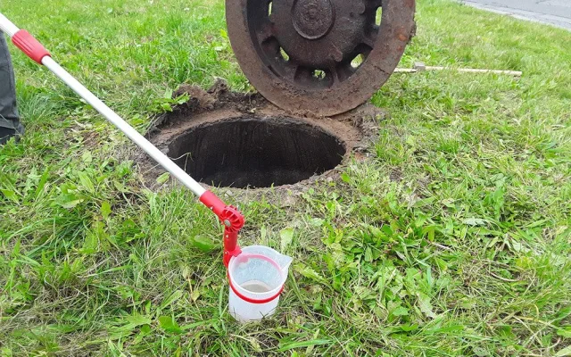 V Olomouci vyteklo do kanalizace 150 litrů koncentrované kyseliny, hasiči zasahují i u nedaleké řeky