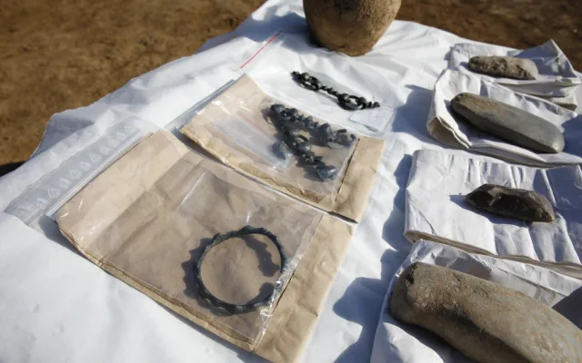 Archeologové zkoumají oblast určenou pro stavbu dálnice u Olomouce, odkryli pravěké i keltské hroby