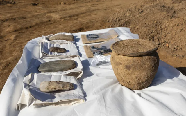 Archeologové zkoumají oblast určenou pro stavbu dálnice u Olomouce, odkryli pravěké i keltské hroby