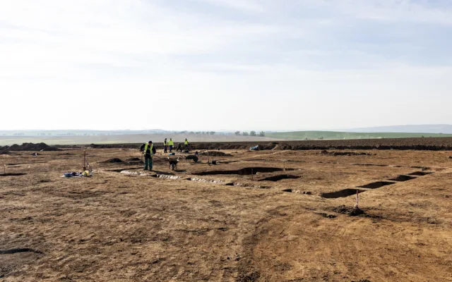 Archeologové zkoumají oblast určenou pro stavbu dálnice u Olomouce, odkryli pravěké i keltské hroby