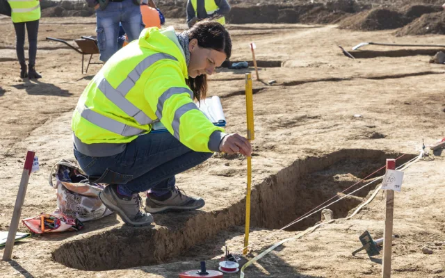 Archeologové zkoumají oblast určenou pro stavbu dálnice u Olomouce, odkryli pravěké i keltské hroby