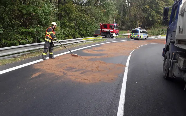 Nehoda zablokovala rušnou silnici nad Šternberkem. Hasiči řeší únik stovek litrů nafty