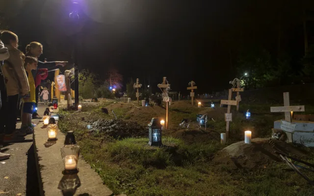FOTOGALERIE: Strašidelné dekorace i ohňová show. Večer duchů na Svatý Kopeček přilákal davy
