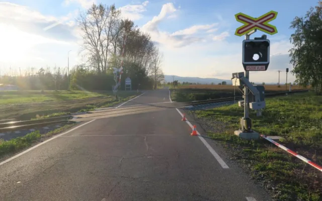 Řidič oslněný sluncem vjel na přejezd, když se blížil vlak. Musel prorazit závory, aby si zachránil život