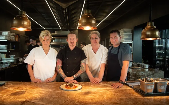 Část kuchařského týmu jídelny FN Olomouc na náštěvě v restauraci Entrée