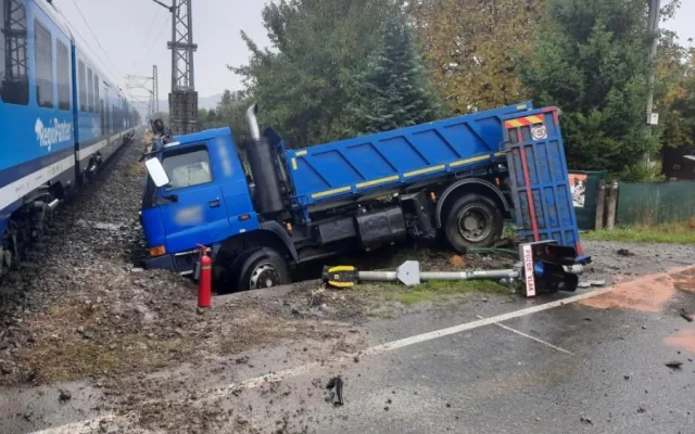 Ve Vikýřovicích se odpoledne srazilo nákladní vozidlo s osobním vlakem. Dva cestující jsou lehce zraněni