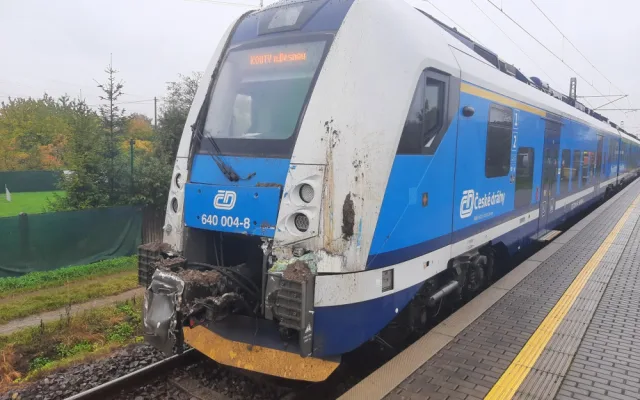 Ve Vikýřovicích se odpoledne srazilo nákladní vozidlo s osobním vlakem. Dva cestující jsou lehce zraněni