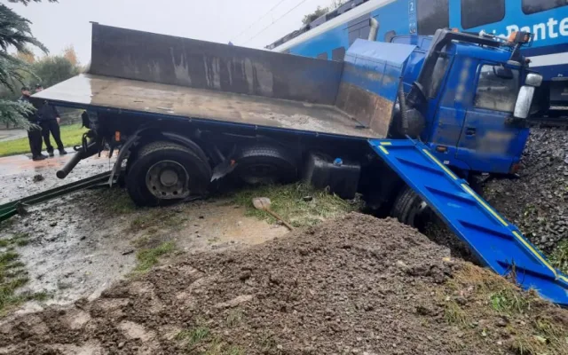 Ve Vikýřovicích se odpoledne srazilo nákladní vozidlo s osobním vlakem. Dva cestující jsou lehce zraněni