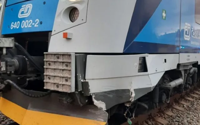Na železničním přejezdu v Olomouci se auto srazilo s osobním vlakem. Řidič zřejmě přehlédl světla