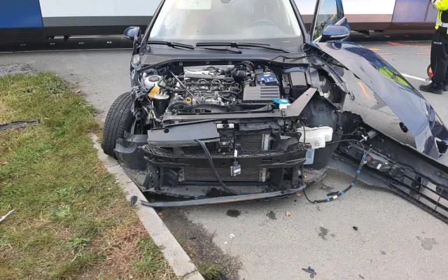 Na železničním přejezdu v Olomouci se auto srazilo s osobním vlakem. Řidič zřejmě přehlédl světla