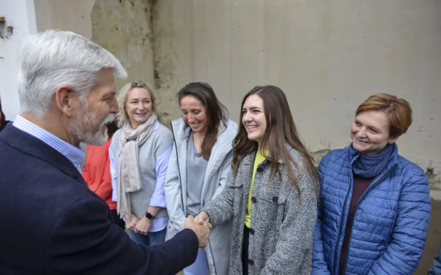 Prezident Pavel zavítal do továrny na flanelové košile. Náš nejlepší influencer, děkovali majitelé