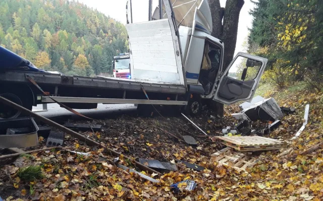 Na Šumpersku havaroval kamion, který převážel šest tun baterií. Do lesa unikla kyselina sírová