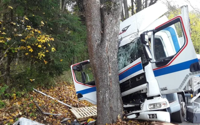 Na Šumpersku havaroval kamion, který převážel šest tun baterií. Do lesa unikla kyselina sírová