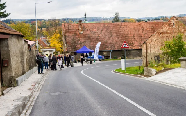 Konice se dočkala. Stavbaři dokončili opravy frekventované výpadovky na Prostějov, přibyli i chodníky