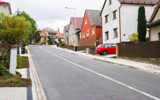 Konice se dočkala. Stavbaři dokončili opravy frekventované výpadovky na Prostějov, přibyli i chodníky