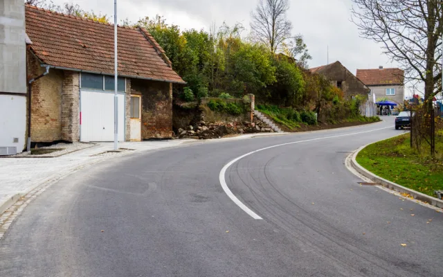Konice se dočkala. Stavbaři dokončili opravy frekventované výpadovky na Prostějov, přibyli i chodníky