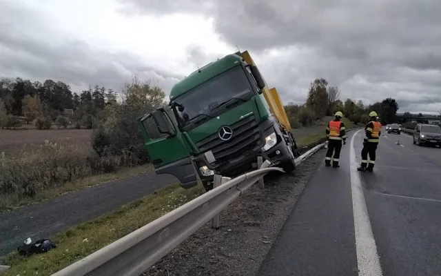 Dálnice D46 u Prostějova směrem na Olomouc je uzavřená. Hasiči vyprošťují havarovaný kamion