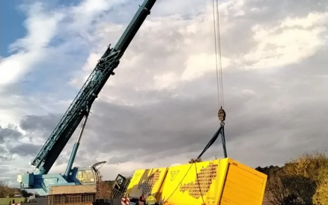 Dálnice D46 u Prostějova směrem na Olomouc je uzavřená. Hasiči vyprošťují havarovaný kamion