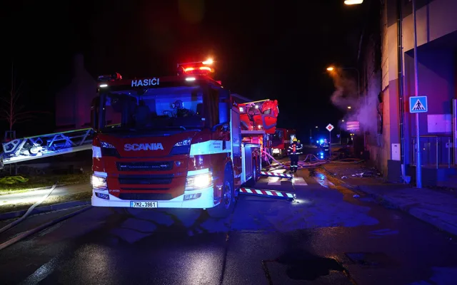 Plameny pohltily v Olomouci starší rodinný dům, jeden člověk utrpěl zranění