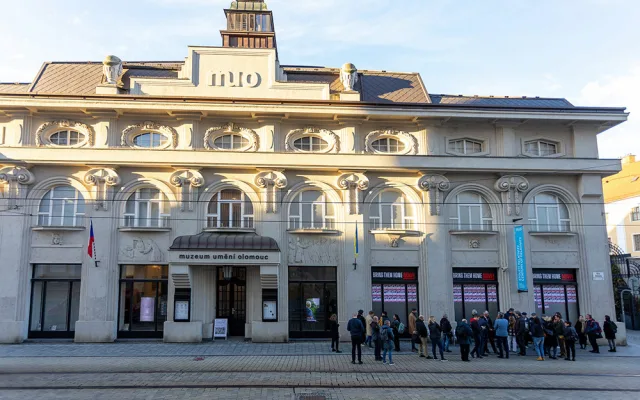 Výlohy Muzea umění v Olomouci pokryly portréty stovek Izraelců unesených hnutím Hamás