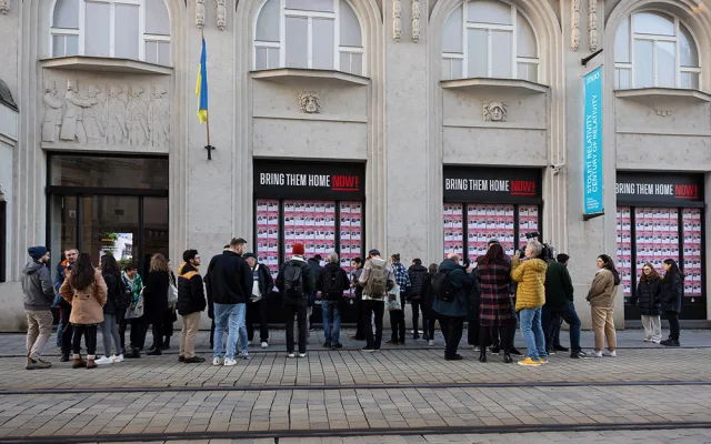 Výlohy Muzea umění v Olomouci pokryly portréty stovek Izraelců unesených hnutím Hamás