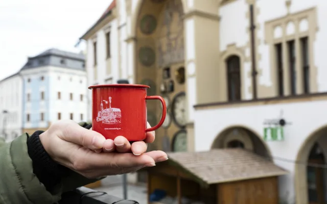 Více stánků s řemeslnými výrobky i zářící vstupní brány. Stavba vánočního městečka v Olomouci finišuje