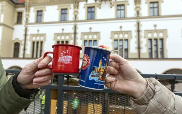 Více stánků s řemeslnými výrobky i zářící vstupní brány. Stavba vánočního městečka v Olomouci finišuje