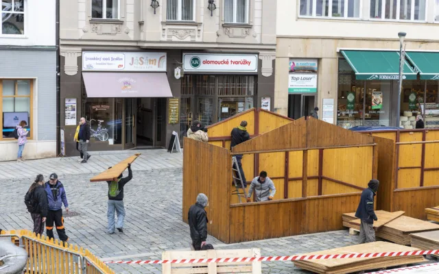 Více stánků s řemeslnými výrobky i zářící vstupní brány. Stavba vánočního městečka v Olomouci finišuje