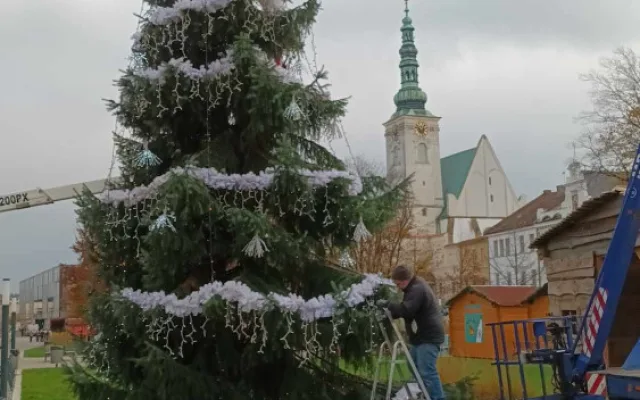 Lidé v Prostějově opět řeší křivý vánoční stromeček na náměstí. Letos je to optický klam