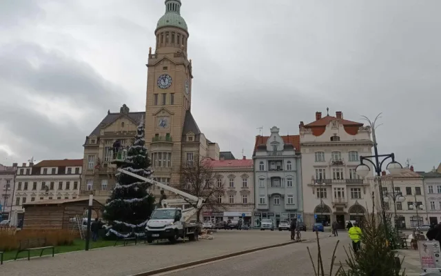 Lidé v Prostějově opět řeší křivý vánoční stromeček na náměstí. Letos je to optický klam