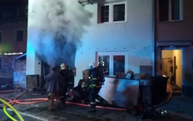 Požár poničil dům v Olomouci. Jednoho hasiče zranil elektrický proud